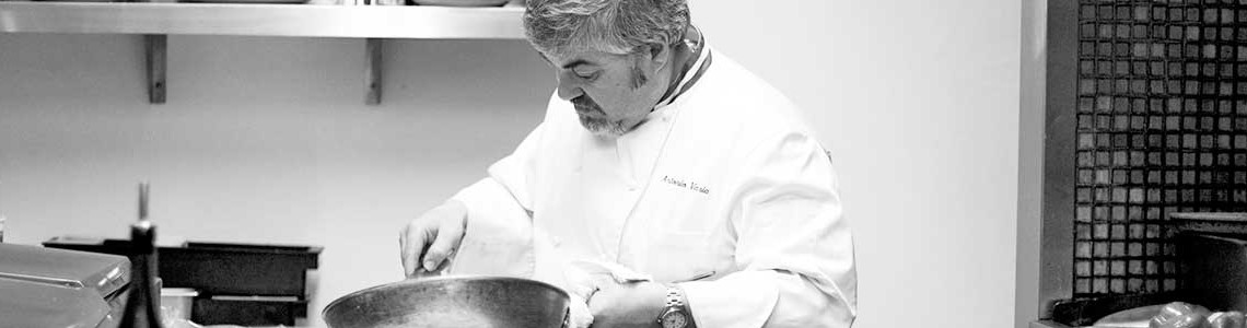 antonio-cooking-bw